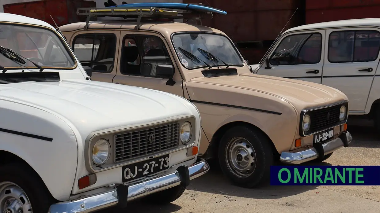 Renault 4 lançam-se à estrada na Chamusca para mais um passeio