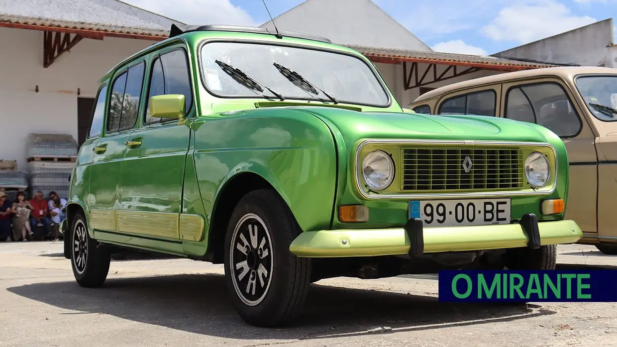 Renault 4 lançam-se à estrada na Chamusca para mais um passeio