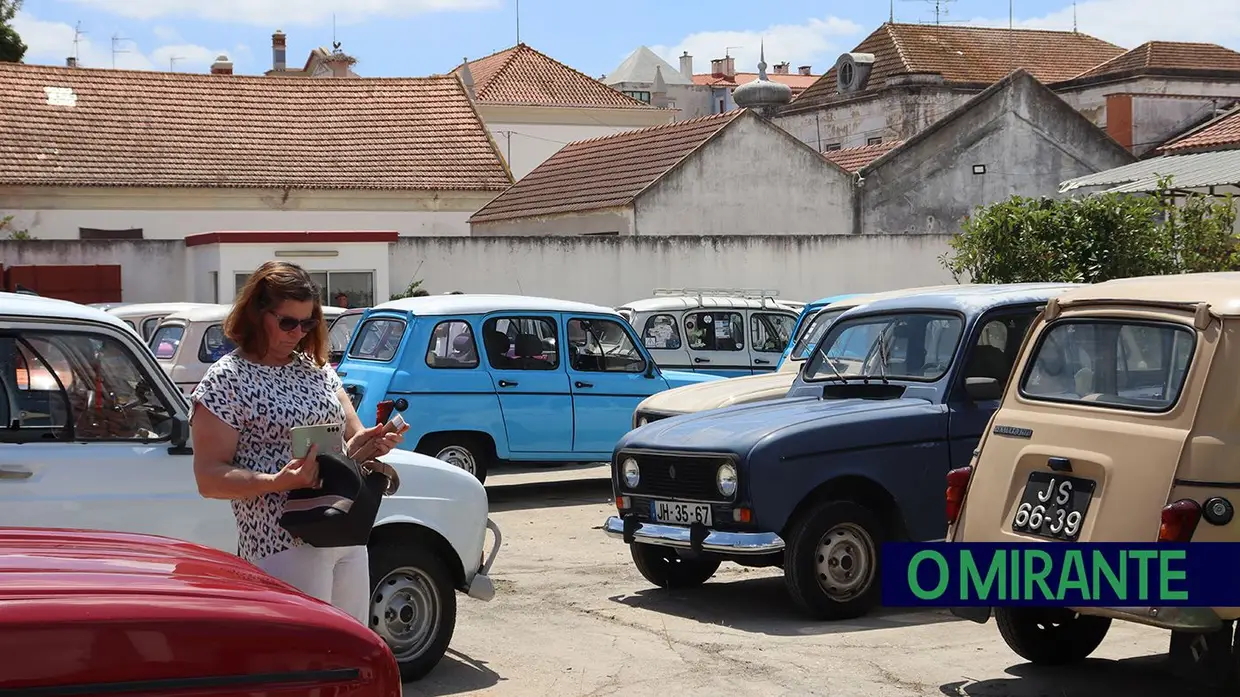 Renault 4 lançam-se à estrada na Chamusca para mais um passeio