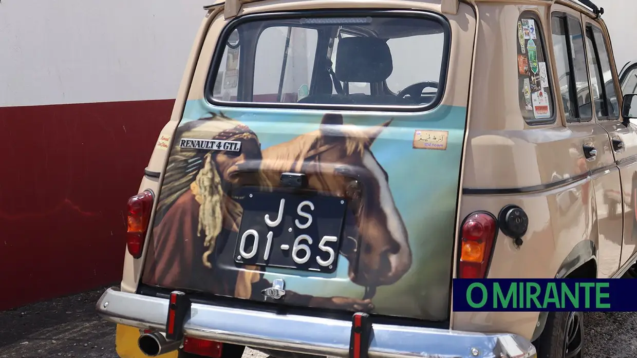 Renault 4 lançam-se à estrada na Chamusca para mais um passeio