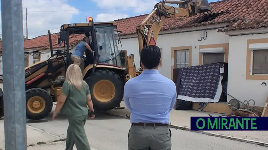 Retroescavadora derruba telhado de casa ocupada ilegalmente no Bairro do Ulrich no Entroncamento