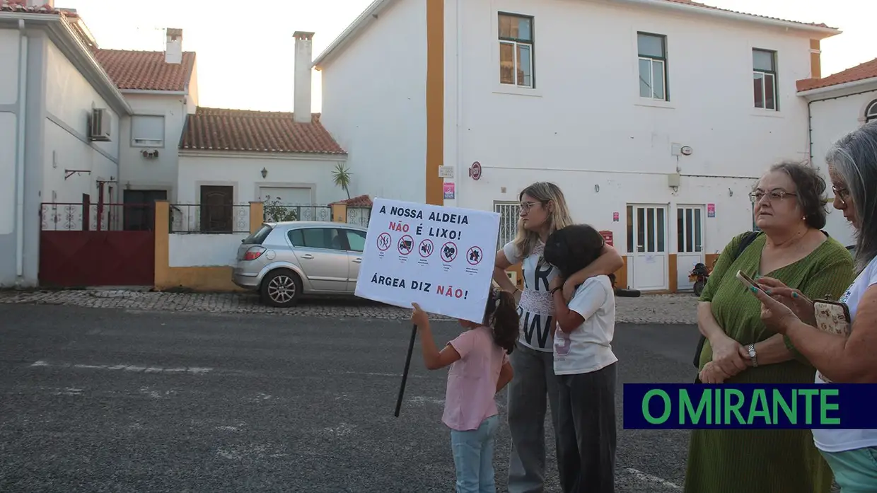Vigília noturna junta 150 pessoas em Árgea contra unidade de biometano