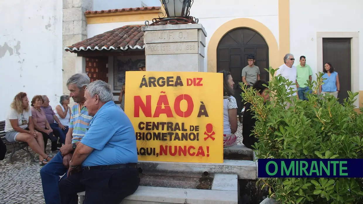 Vigília noturna junta 150 pessoas em Árgea contra unidade de biometano