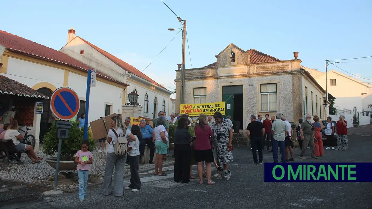 Vigília noturna junta 150 pessoas em Árgea contra unidade de biometano