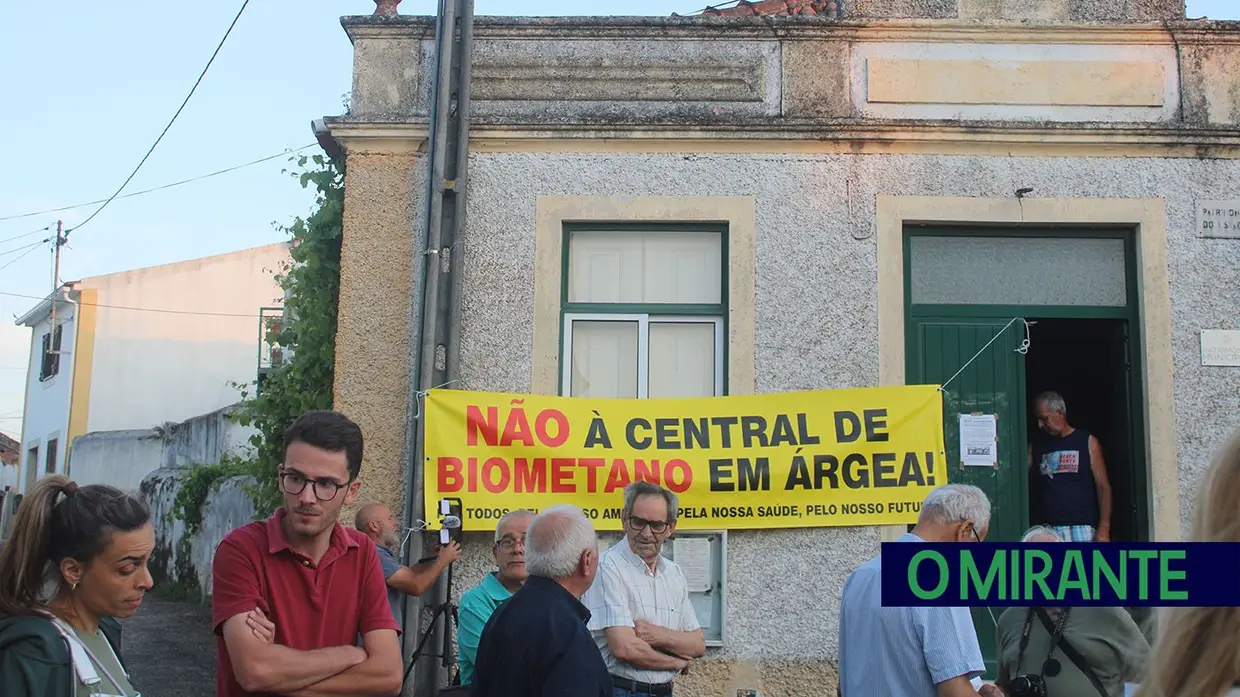 Vigília noturna junta 150 pessoas em Árgea contra unidade de biometano