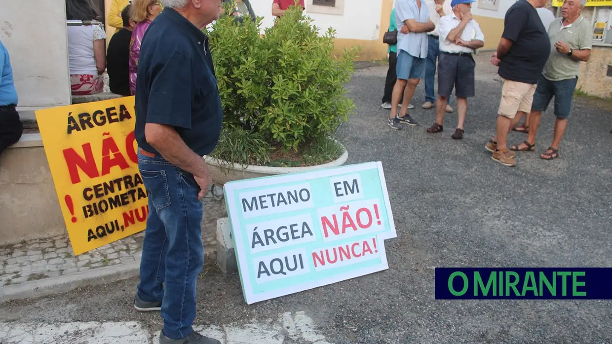 Vigília noturna junta 150 pessoas em Árgea contra unidade de biometano