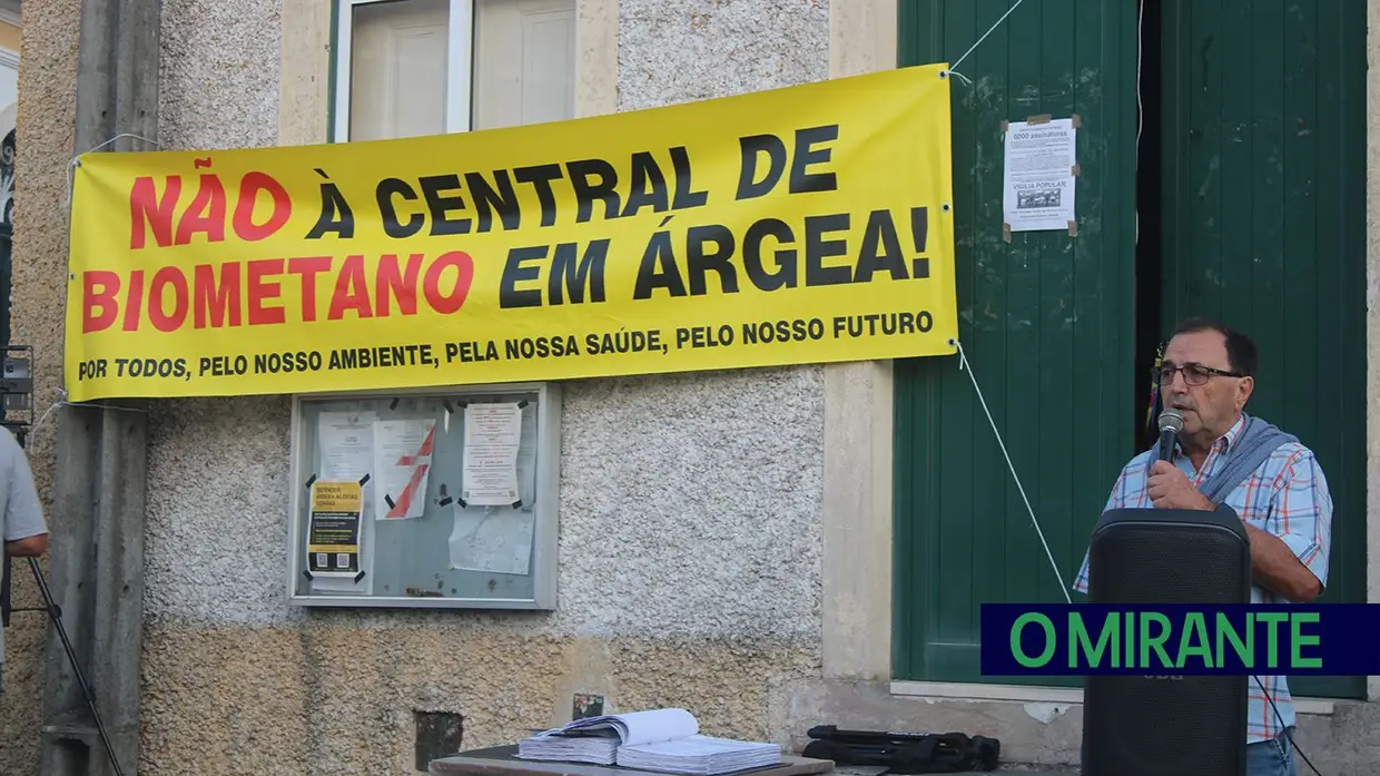 Vigília noturna junta 150 pessoas em Árgea contra unidade de biometano