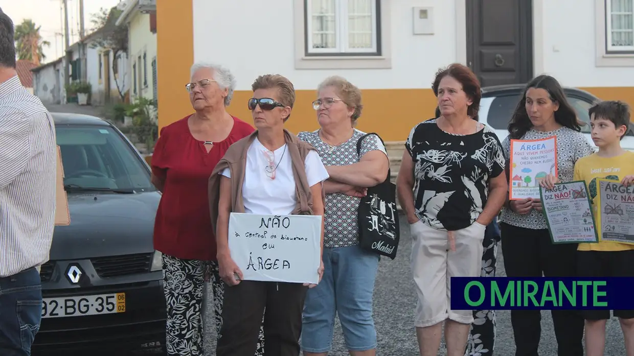 Vigília noturna junta 150 pessoas em Árgea contra unidade de biometano