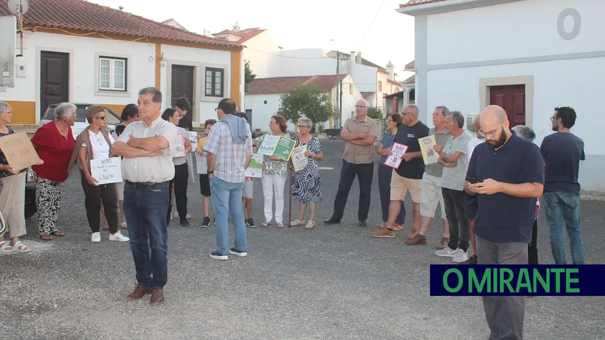 Vigília noturna junta 150 pessoas em Árgea contra unidade de biometano