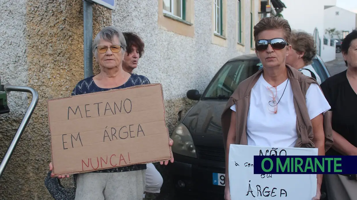 Vigília noturna junta 150 pessoas em Árgea contra unidade de biometano