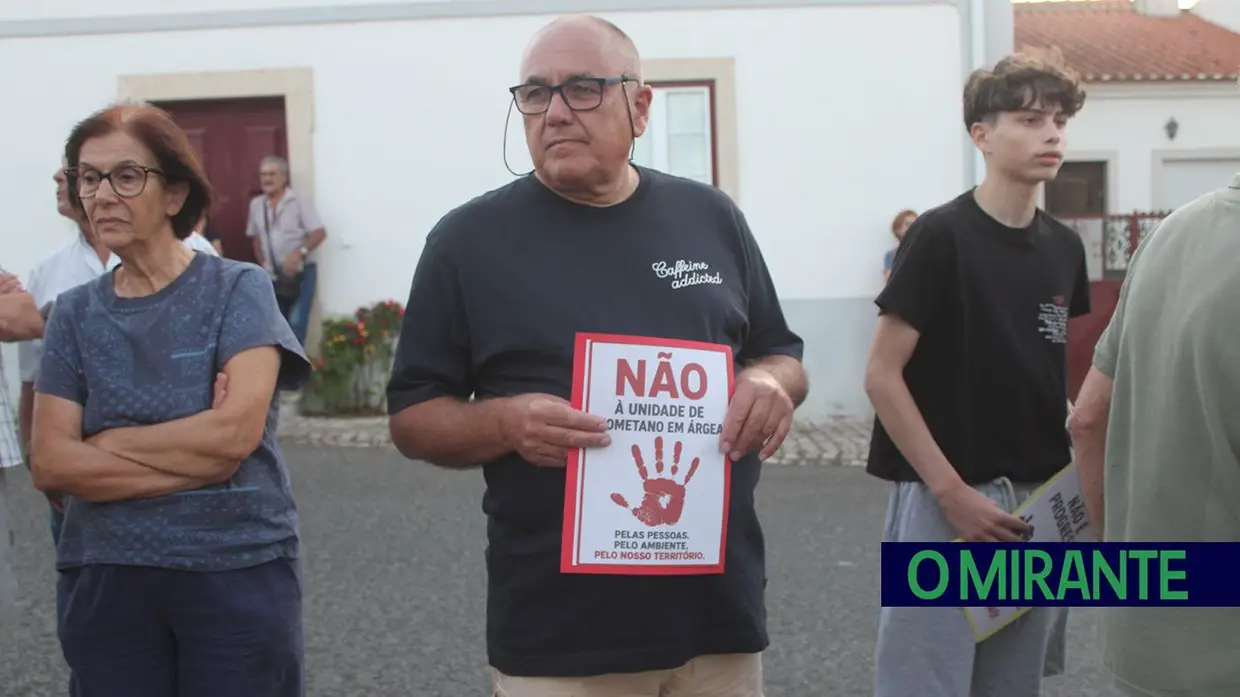 Vigília noturna junta 150 pessoas em Árgea contra unidade de biometano