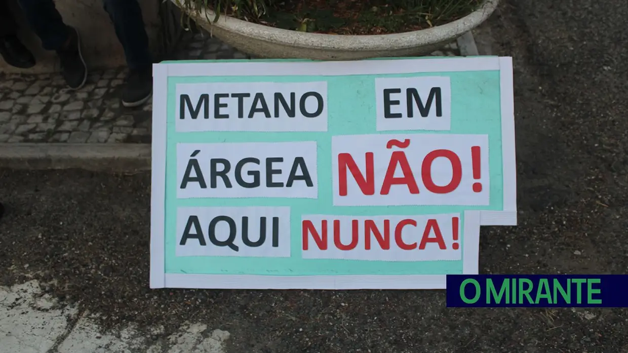 Vigília noturna junta 150 pessoas em Árgea contra unidade de biometano
