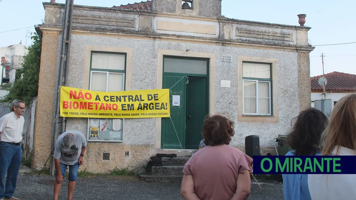 Vigília noturna junta 150 pessoas em Árgea contra unidade de biometano