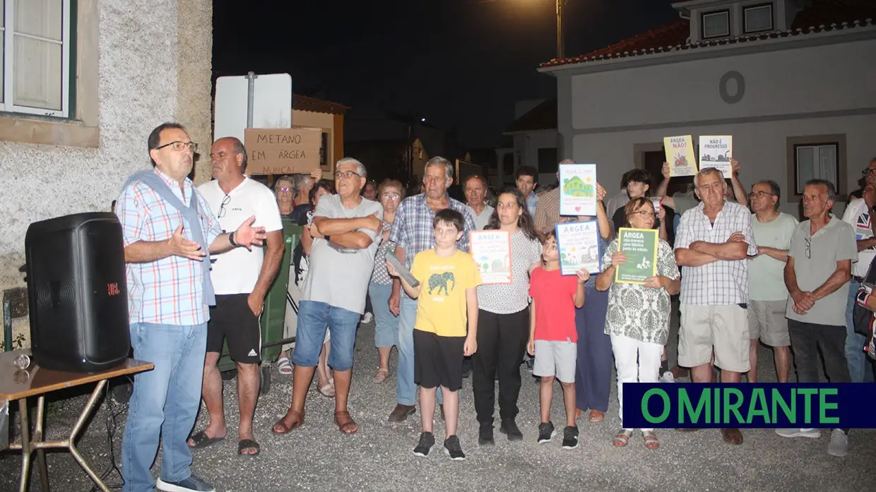 Vigília noturna junta 150 pessoas em Árgea contra unidade de biometano
