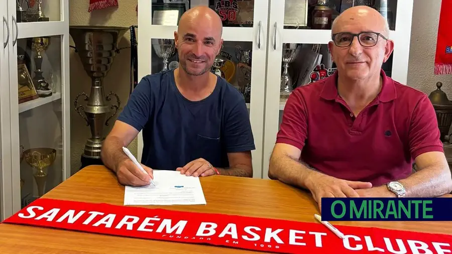 Nuno Correia (à esquerda) e José Daniel Oliveira, presidente da direcção do Santarém Basket. FOTO – Santarém Basket Clube