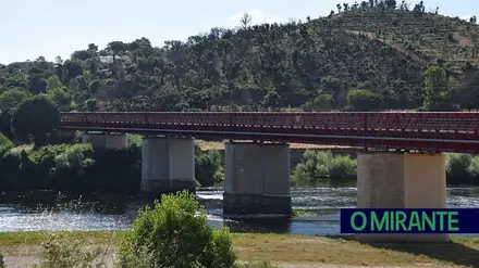 Camião deixa sem iluminação ponte sobre o Tejo na Praia do Ribatejo
