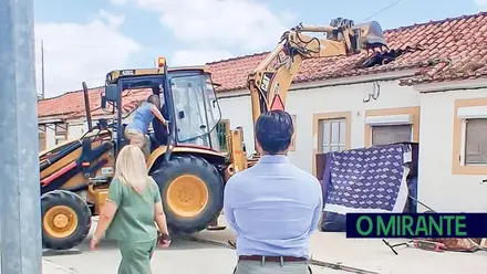 Entroncamento corta água e luz a 25 casas e derruba telhado numa acção sem precedentes