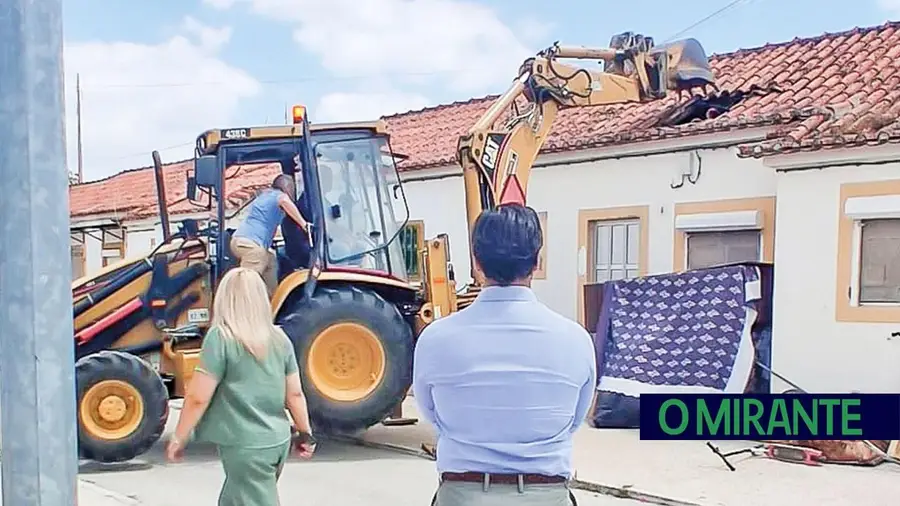 Entroncamento corta água e luz a 25 casas e derruba telhado numa acção sem precedentes