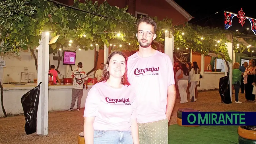 No Carqueijal o santo pede cerveja, há os pães do senhor Fernando e uma comunidade que parece uma seita