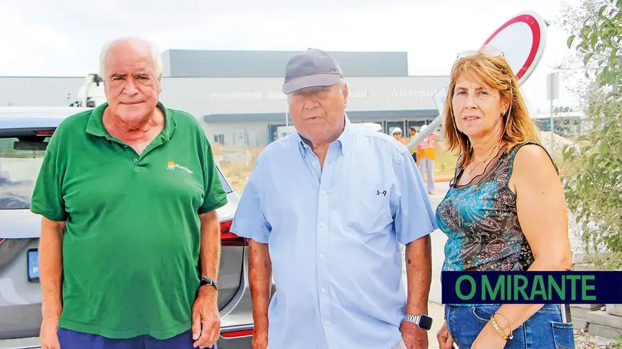 Comerciantes do Carregado travam corte de rua e dizem não ter sido avisados