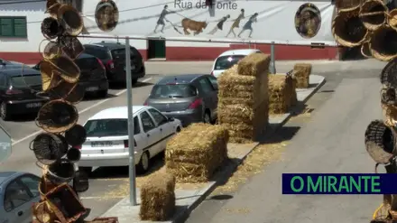 Fardos de palha junto a estacionamento preocupam moradora de Riachos