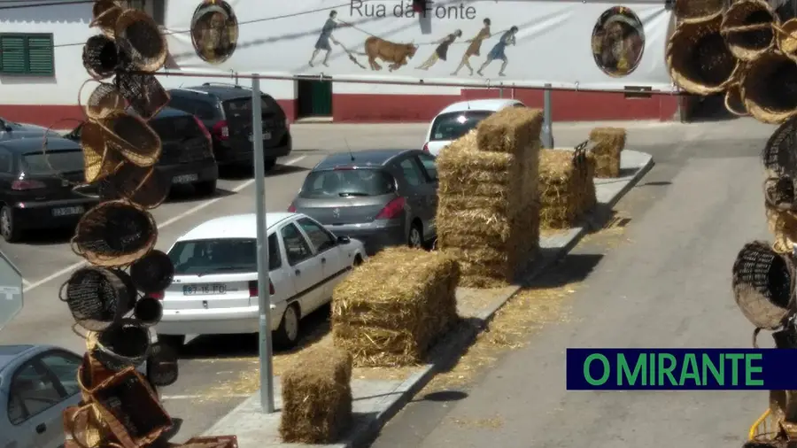 Fardos de palha junto a estacionamento preocupam moradora de Riachos