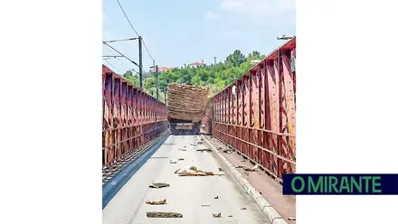 Camião carregado de cortiça arrasa luminárias da ponte entre Praia do Ribatejo e Constância Sul