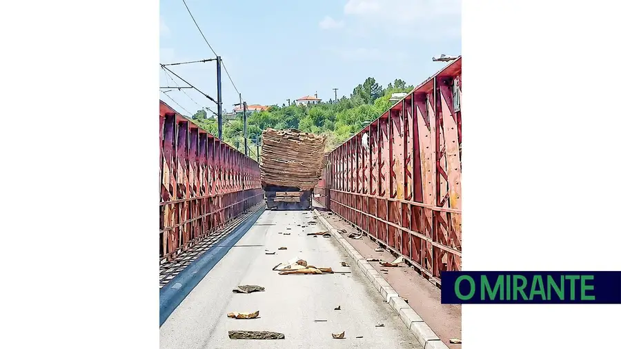 Camião carregado de cortiça arrasa luminárias da ponte entre Praia do Ribatejo e Constância Sul