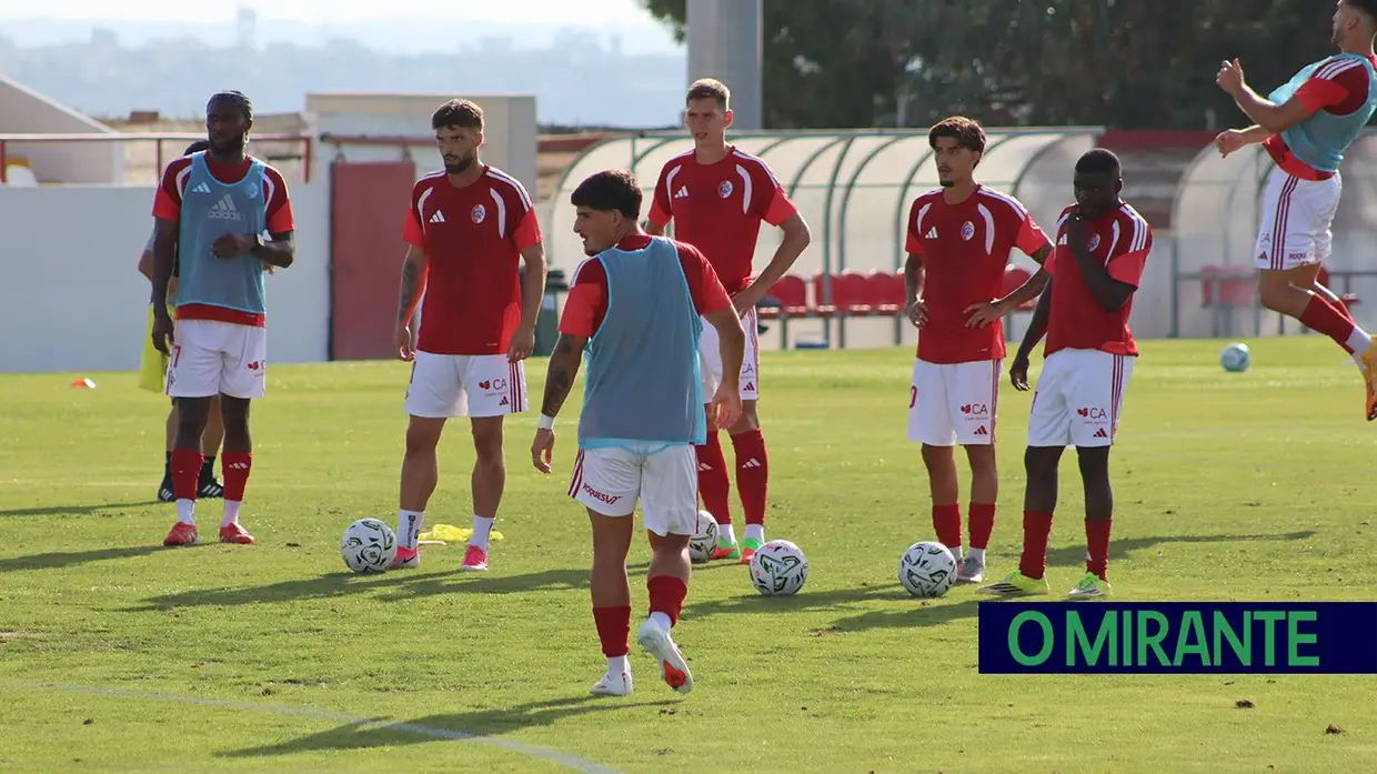 Ex-jogador do Liverpool e do Sporting foi a surpresa na apresentação da União de Santarém