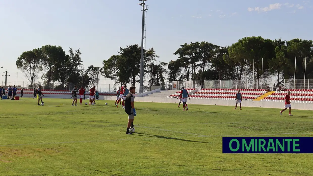 Ex-jogador do Liverpool e do Sporting foi a surpresa na apresentação da União de Santarém