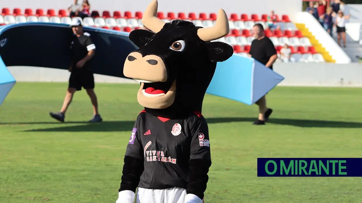Ex-jogador do Liverpool e do Sporting foi a surpresa na apresentação da União de Santarém