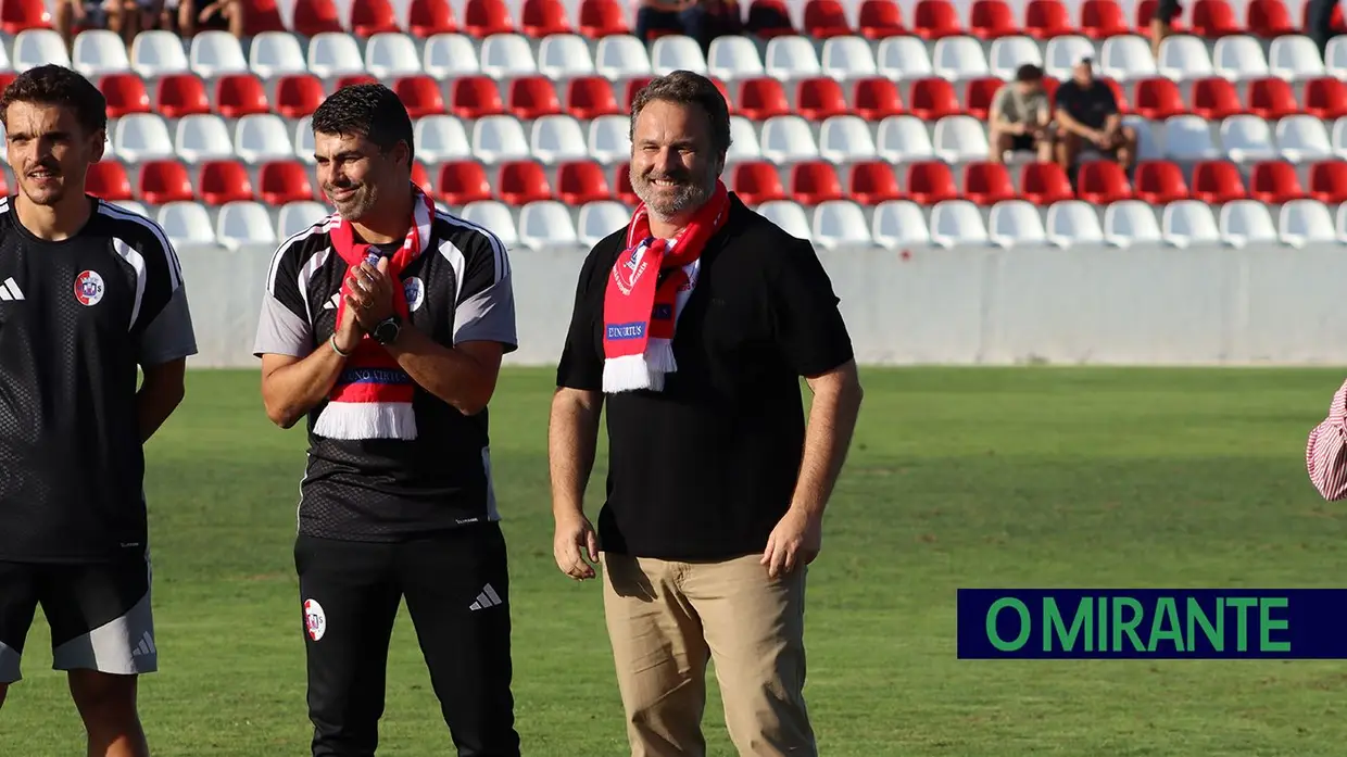 Ex-jogador do Liverpool e do Sporting foi a surpresa na apresentação da União de Santarém