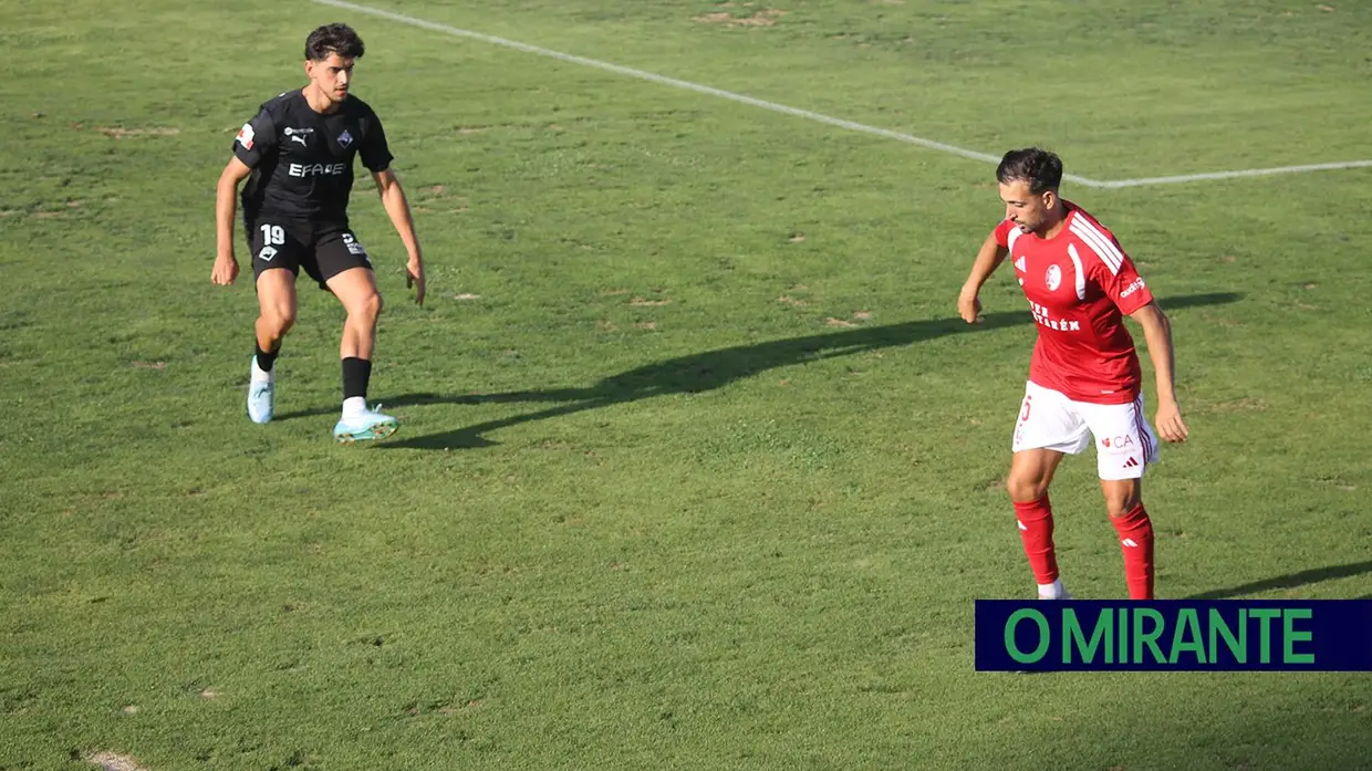 Ex-jogador do Liverpool e do Sporting foi a surpresa na apresentação da União de Santarém