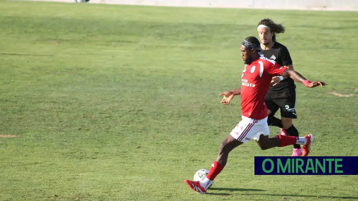 Ex-jogador do Liverpool e do Sporting foi a surpresa na apresentação da União de Santarém