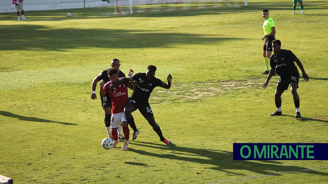 Ex-jogador do Liverpool e do Sporting foi a surpresa na apresentação da União de Santarém