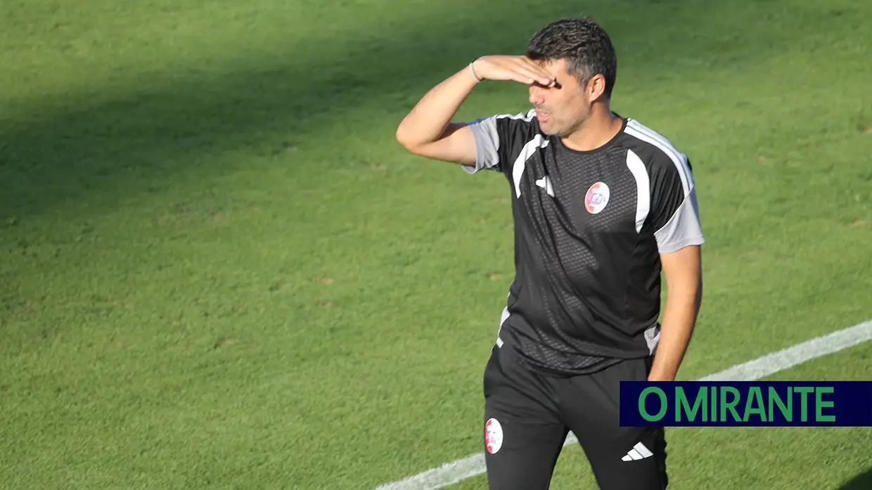 Ex-jogador do Liverpool e do Sporting foi a surpresa na apresentação da União de Santarém