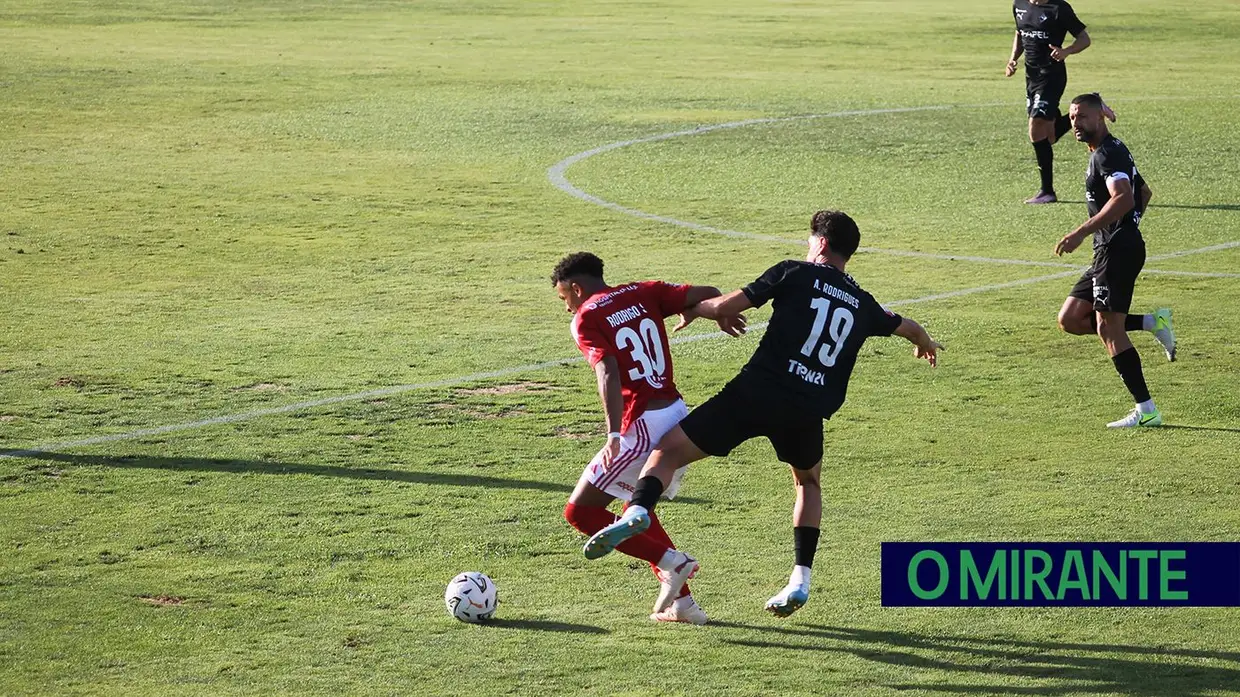 Ex-jogador do Liverpool e do Sporting foi a surpresa na apresentação da União de Santarém
