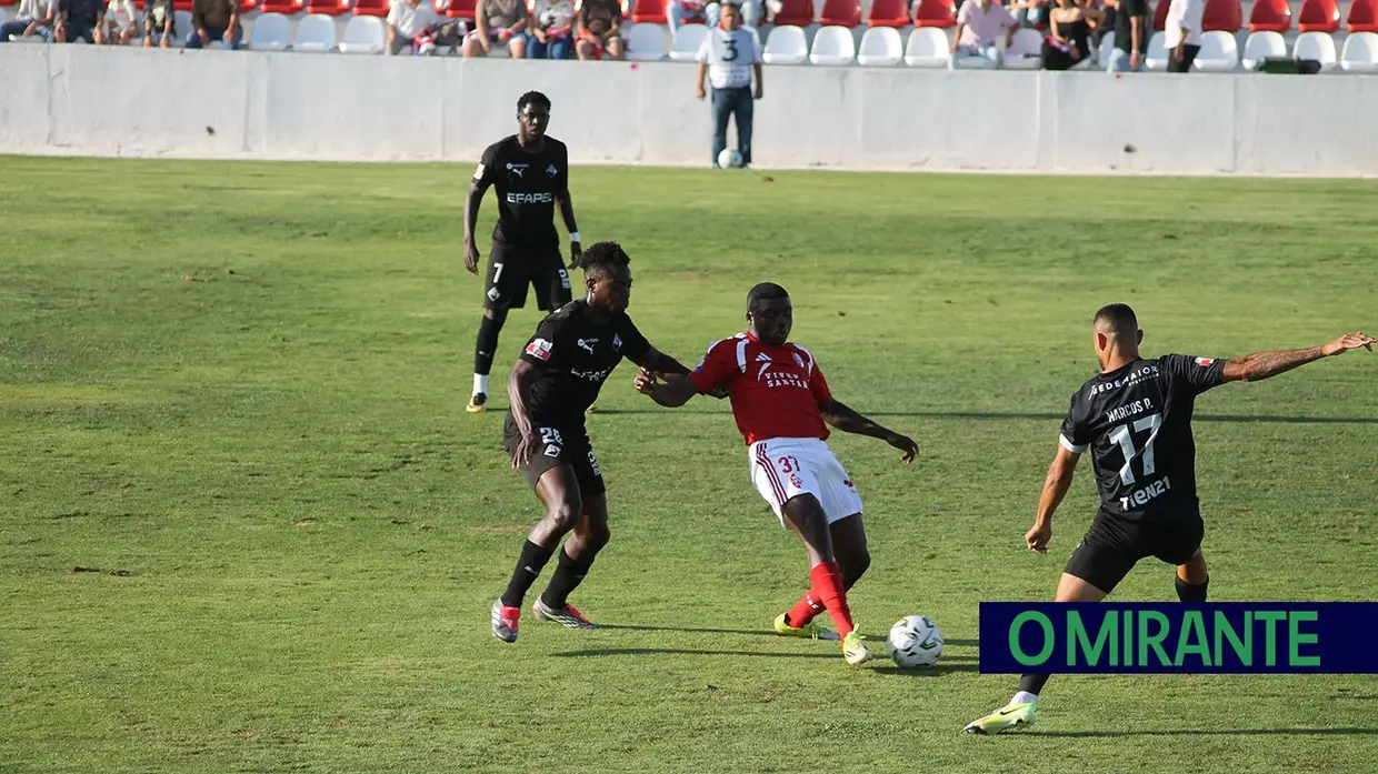 Ex-jogador do Liverpool e do Sporting foi a surpresa na apresentação da União de Santarém