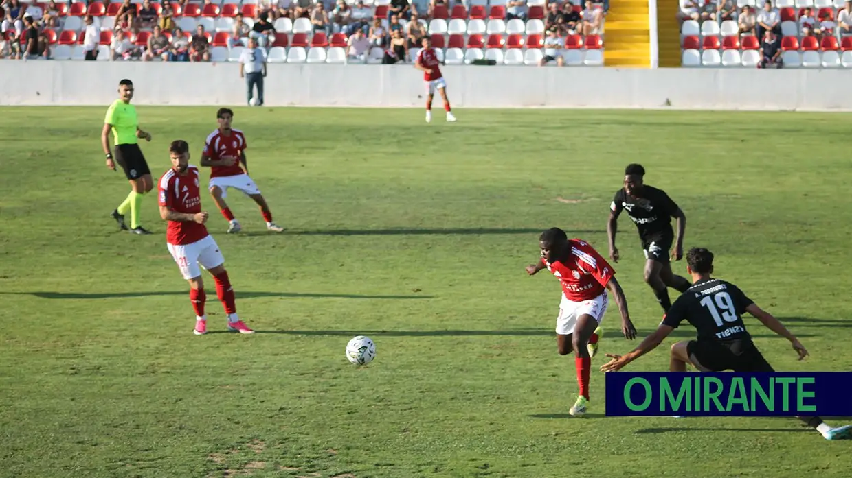 Ex-jogador do Liverpool e do Sporting foi a surpresa na apresentação da União de Santarém