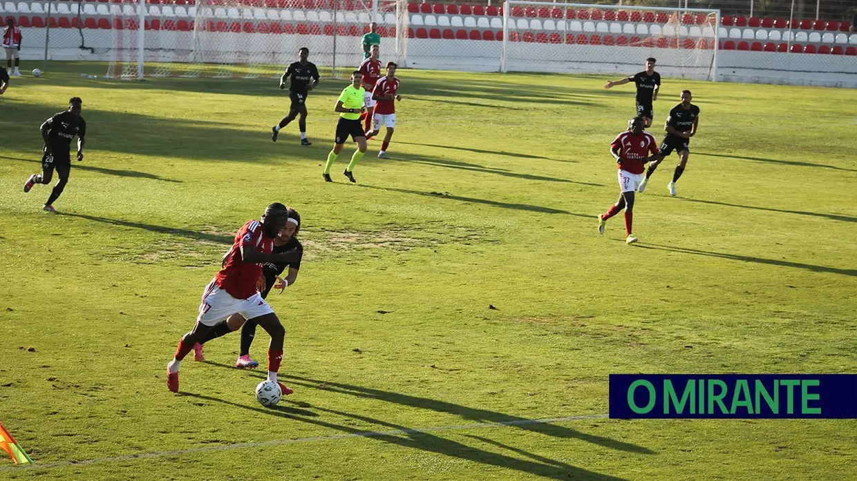 Ex-jogador do Liverpool e do Sporting foi a surpresa na apresentação da União de Santarém