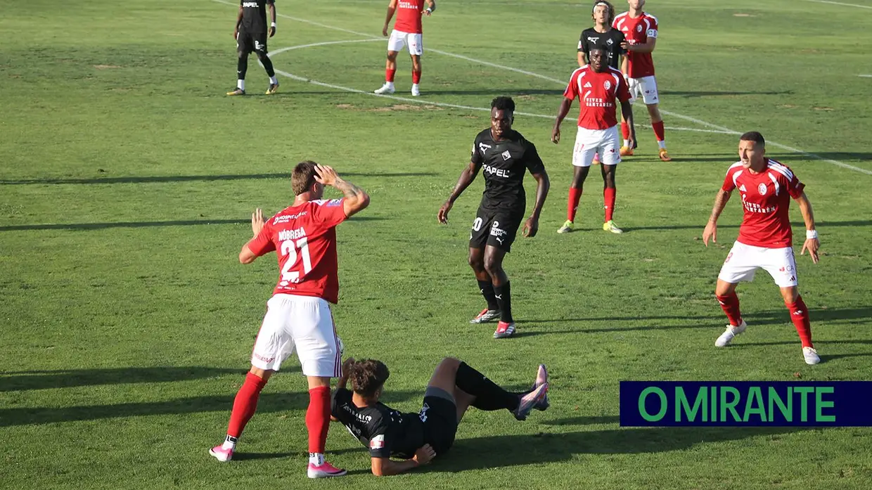 Ex-jogador do Liverpool e do Sporting foi a surpresa na apresentação da União de Santarém
