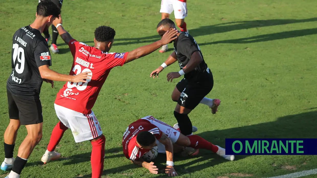 Ex-jogador do Liverpool e do Sporting foi a surpresa na apresentação da União de Santarém
