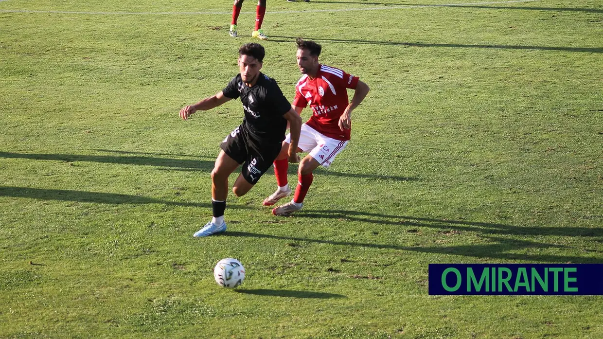 Ex-jogador do Liverpool e do Sporting foi a surpresa na apresentação da União de Santarém