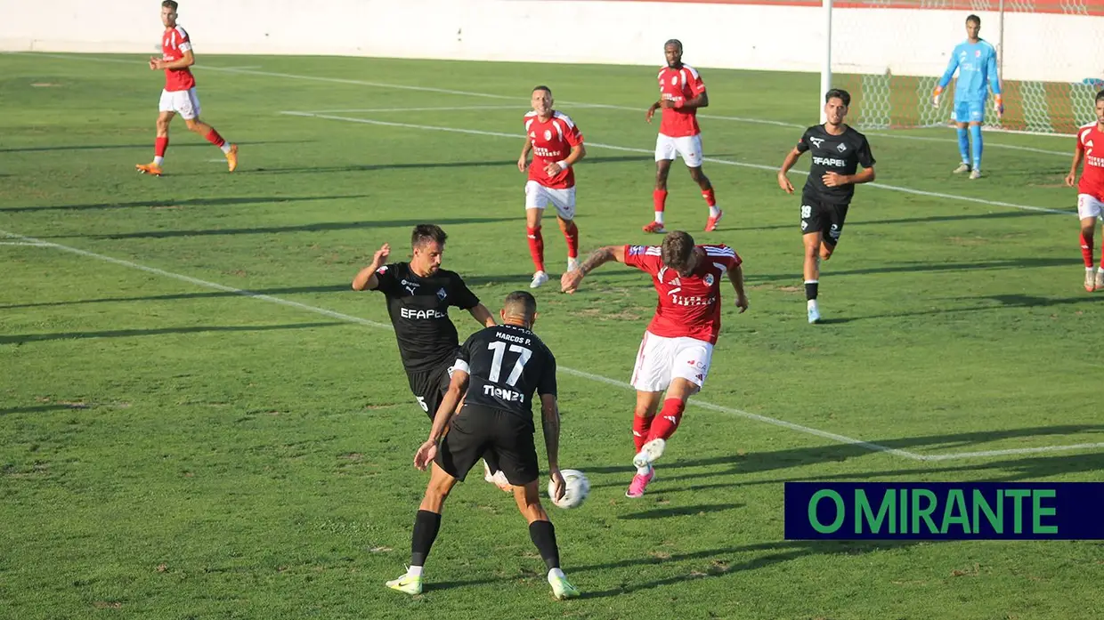 Ex-jogador do Liverpool e do Sporting foi a surpresa na apresentação da União de Santarém