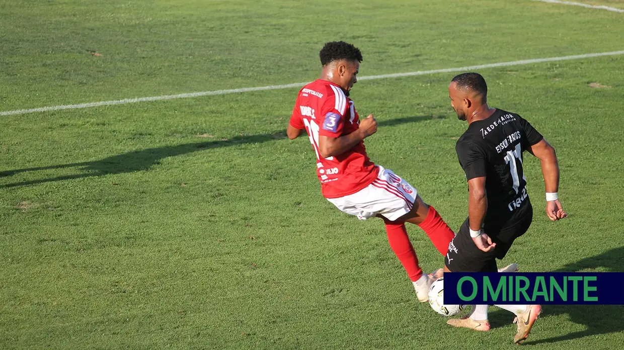 Ex-jogador do Liverpool e do Sporting foi a surpresa na apresentação da União de Santarém