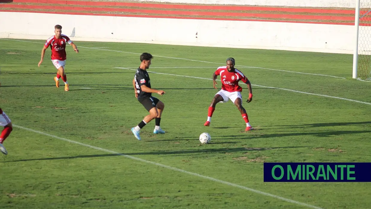 Ex-jogador do Liverpool e do Sporting foi a surpresa na apresentação da União de Santarém