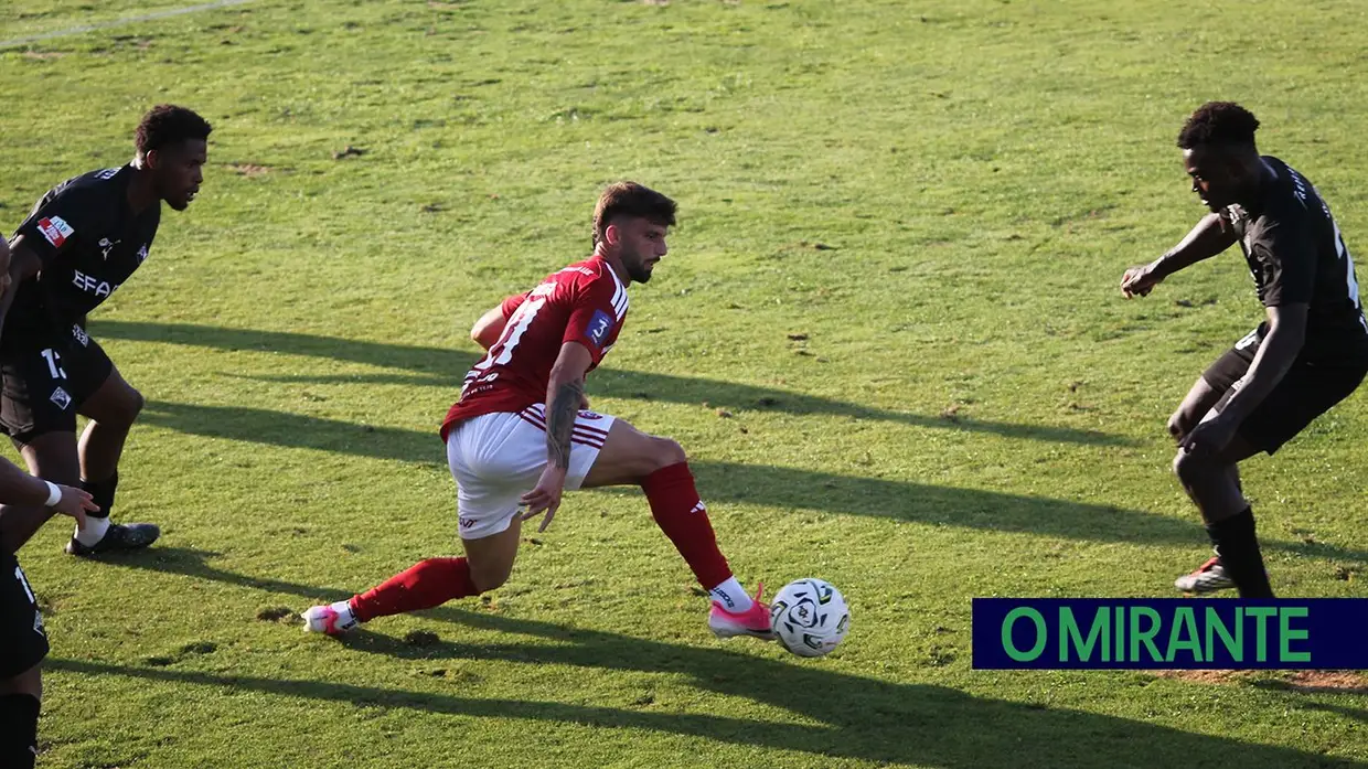 Ex-jogador do Liverpool e do Sporting foi a surpresa na apresentação da União de Santarém