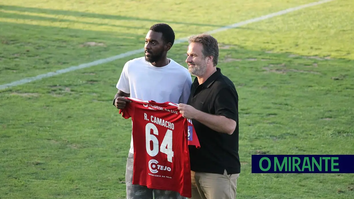 Ex-jogador do Liverpool e do Sporting foi a surpresa na apresentação da União de Santarém