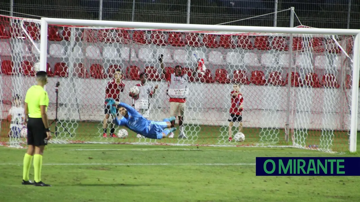 Ex-jogador do Liverpool e do Sporting foi a surpresa na apresentação da União de Santarém