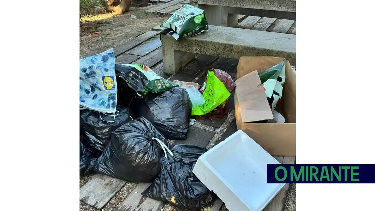 Praia dos Pescadores transformada em lixeira após mais um fim-de-semana
